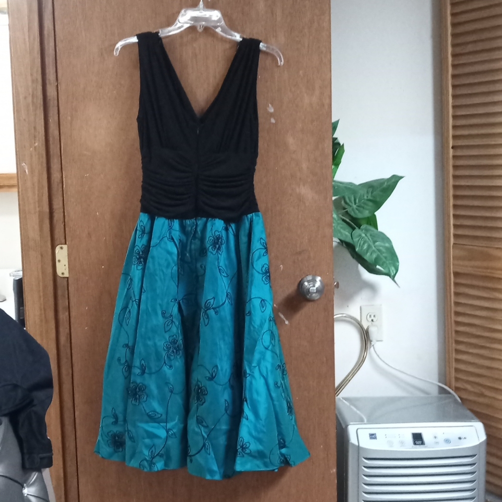 Women's dress - Picture 2 of 3